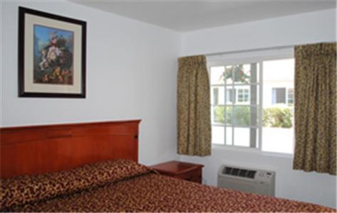 King Room - Non-Smoking interior